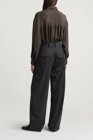 back profile model wearing Joel Pleated Trouser graphite grey Relaxed-fit
Pleated trouser
Wool flannel
Wide leg
Tailored mid-high rise
Elongating double pleated crease front leg
Side seam pockets
Two back welt pockets
Wide looped waistband
97% Virgin Wool / 3% Elastane | Lining: 100% Viscose