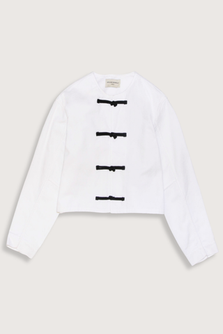 flat lay Joelle Jacket White Denim white Joelle Jacket White Denim Short buttoned straight fit jacket
100% Oragnic Cotton
Round sleeves with darts and undersleeves yokes
Contrasted closing