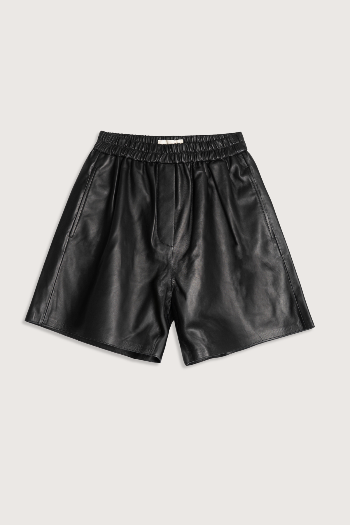 flat lay Jona Leather Short black Mid-waisted
Regular fitted
Leather shorts
Elasticated waistband
Side entry pockets
Raw edge finishing on bottom
Fully lined