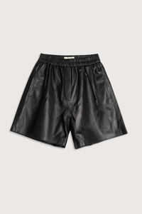 flat lay Jona Leather Short black Mid-waisted
Regular fitted
Leather shorts
Elasticated waistband
Side entry pockets
Raw edge finishing on bottom
Fully lined