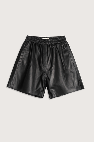 flat lay Jona Leather Short black Mid-waisted
Regular fitted
Leather shorts
Elasticated waistband
Side entry pockets
Raw edge finishing on bottom
Fully lined