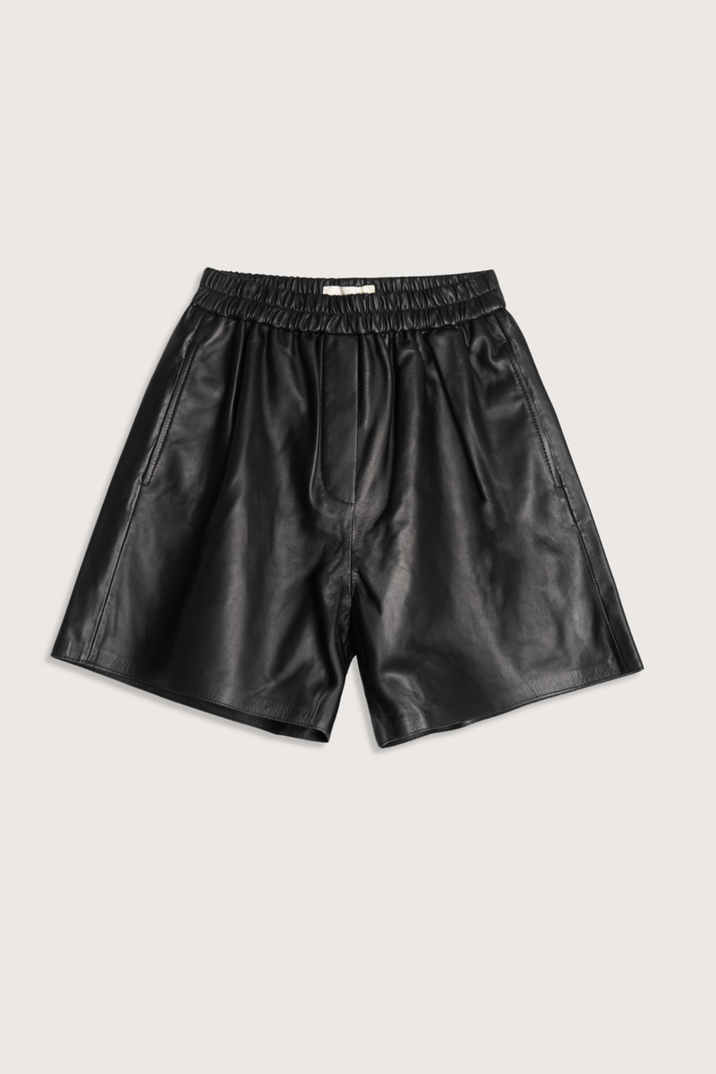 flat lay Jona Leather Short black Mid-waisted
Regular fitted
Leather shorts
Elasticated waistband
Side entry pockets
Raw edge finishing on bottom
Fully lined