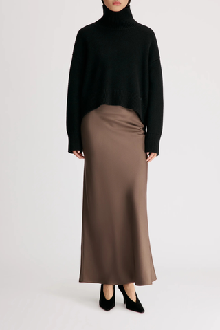 front profile model wearing Jonah Loose Fit T-Neck Sweater Black Dense cashmere
Slightly cropped
Boxy fit
Drop shoulders
Thick stand collar
Ribbed details
100% Cashmere