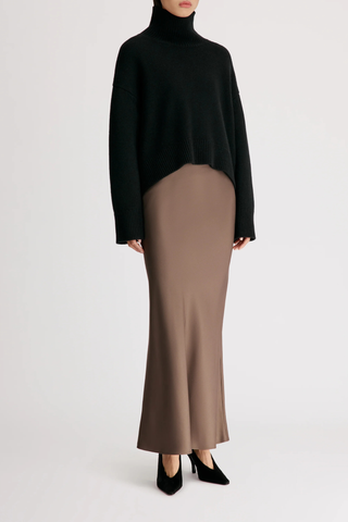 side profile model wearing Jonah Loose Fit T-Neck Sweater Black Dense cashmere
Slightly cropped
Boxy fit
Drop shoulders
Thick stand collar
Ribbed details
100% Cashmere