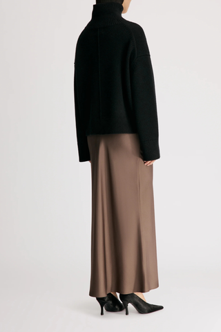 back profile model wearing Jonah Loose Fit T-Neck Sweater Black Dense cashmere
Slightly cropped
Boxy fit
Drop shoulders
Thick stand collar
Ribbed details
100% Cashmere