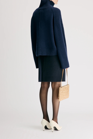 back profile model wearing Jonah Loose Fit T-Neck Sweater Navy Dense cashmere
Slightly cropped
Boxy fit
Drop shoulders
Thick stand collar
Ribbed details
100% Cashmere