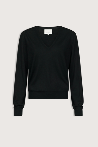 flat lay Julio Fine Cashmere Long Sleeve V-Neck Sweater Black Ample fit
V-neckline
Ribbed details
Menswear-inspired silhouette
100% CASHMERE