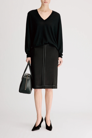 front profile model wearing  Julio Fine Cashmere Long Sleeve V-Neck Sweater Black Ample fit
V-neckline
Ribbed details
Menswear-inspired silhouette
100% CASHMERE