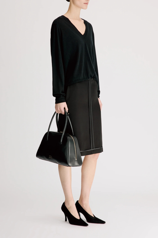 side profile model wearing  Julio Fine Cashmere Long Sleeve V-Neck Sweater Black Ample fit
V-neckline
Ribbed details
Menswear-inspired silhouette
100% CASHMERE