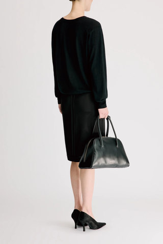 back profile model wearing  Julio Fine Cashmere Long Sleeve V-Neck Sweater Black Ample fit
V-neckline
Ribbed details
Menswear-inspired silhouette
100% CASHMERE