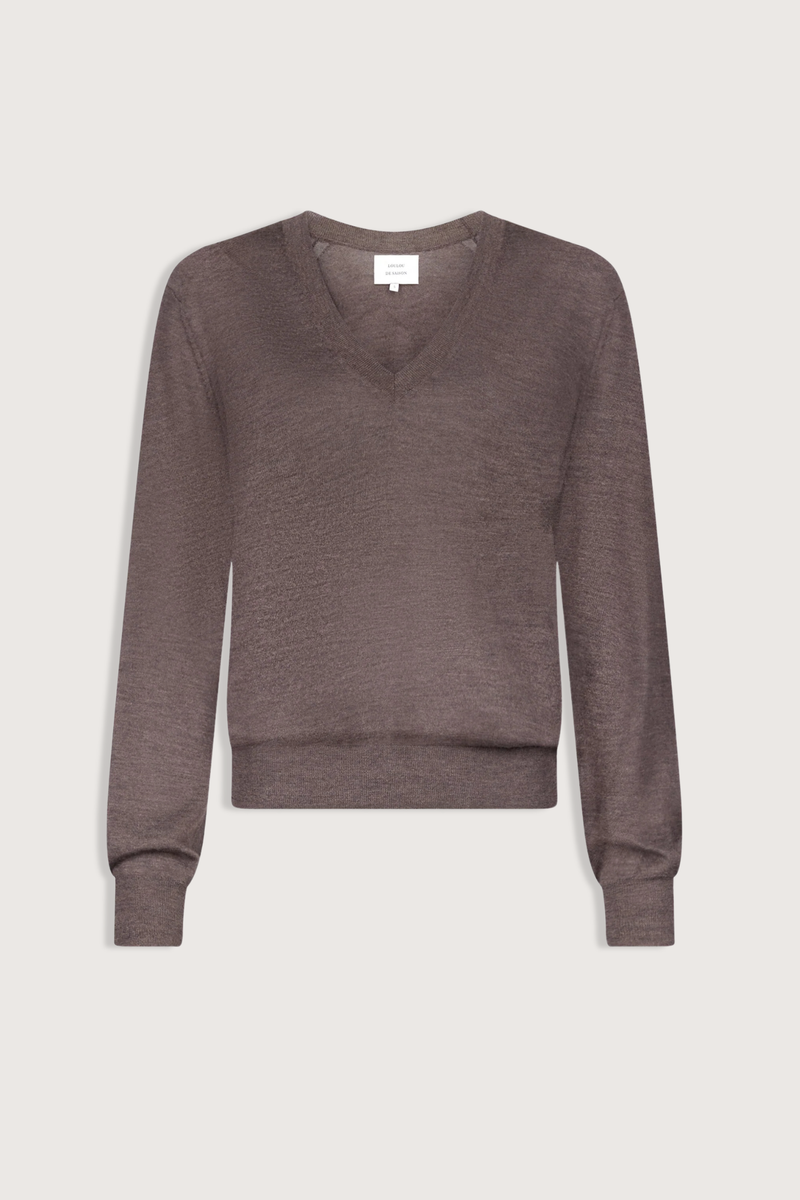 flat lay Julio Fine Cashmere Long Sleeve V-Neck Sweater Brown Ample fit
V-neckline
Ribbed details
Menswear-inspired silhouette
100% CASHMERE