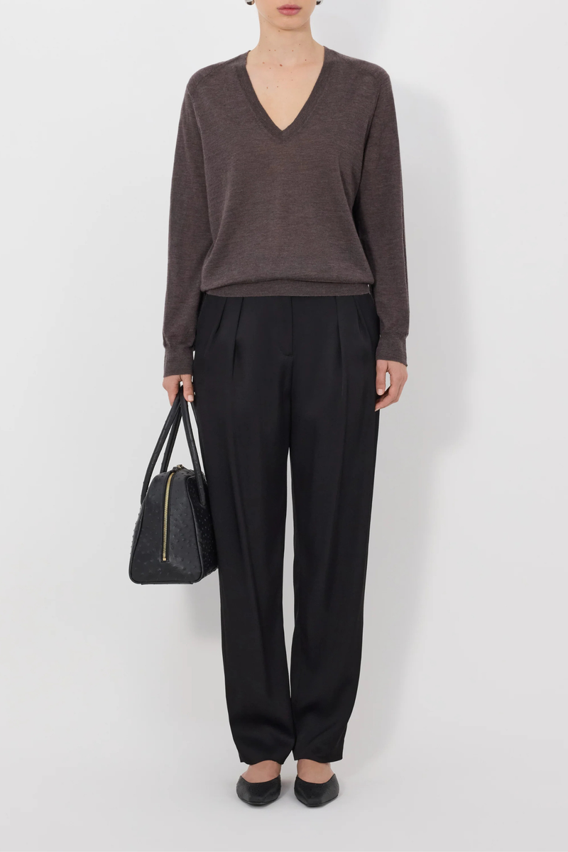 front profile model wearing Julio Fine Cashmere Long Sleeve V-Neck Sweater Brown Ample fit
V-neckline
Ribbed details
Menswear-inspired silhouette
100% CASHMERE
