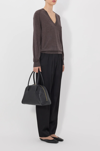 side profile model wearing Julio Fine Cashmere Long Sleeve V-Neck Sweater Brown Ample fit
V-neckline
Ribbed details
Menswear-inspired silhouette
100% CASHMERE