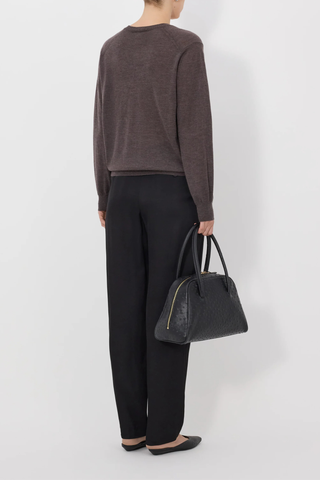 back profile model wearing Julio Fine Cashmere Long Sleeve V-Neck Sweater Brown Ample fit
V-neckline
Ribbed details
Menswear-inspired silhouette
100% CASHMERE