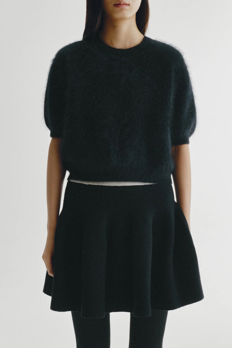 front profile model wearing Juniper Brushed Sweater black Brushed cashmere
Regular fit
Slightly cropped silhouette
Crew neck
Dropped shoulders
Short slightly puff sleeves