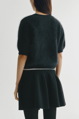 back profile model wearing Juniper Brushed Sweater black Brushed cashmere
Regular fit
Slightly cropped silhouette
Crew neck
Dropped shoulders
Short slightly puff sleeves