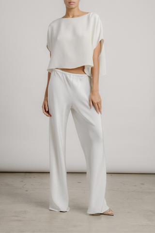 front profile model wearing Kaia Dolman Short Sleeve top Boatneck
Dolman sleeves
Short sleeve
Boxy, slightly cropped fit
Heavy Silk