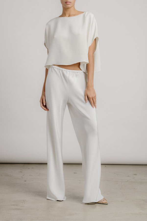 front profile model wearing Kaia Dolman Short Sleeve top Boatneck
Dolman sleeves
Short sleeve
Boxy, slightly cropped fit
Heavy Silk