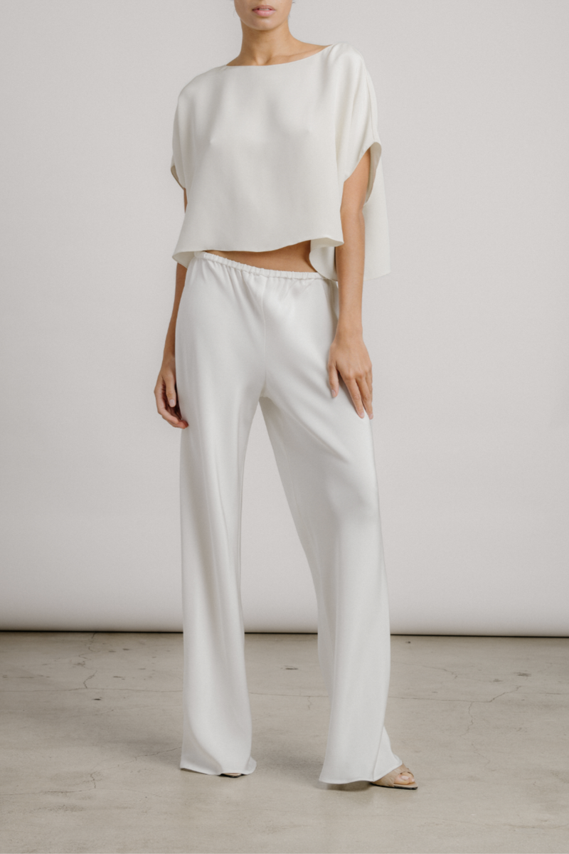 front profile model wearing Kaia Dolman Short Sleeve top Boatneck
Dolman sleeves
Short sleeve
Boxy, slightly cropped fit
Heavy Silk