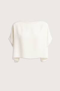 flat lay Kaia Dolman Short Sleeve top Boatneck
Dolman sleeves
Short sleeve
Boxy, slightly cropped fit
Heavy Silk