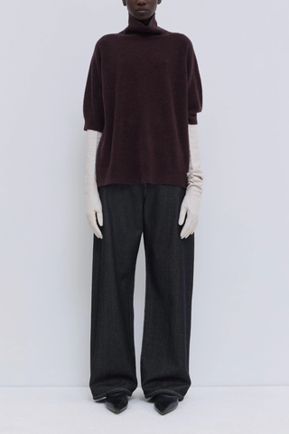 front profile model wearing  Kaluhu Short Sleeve Sweater Deep Plum Relaxed fit
Short-sleeve
Bouclé yarn
Soft rolled turtleneck
Dropped shoulders
70% Virgin Wool - 30% Polyamide