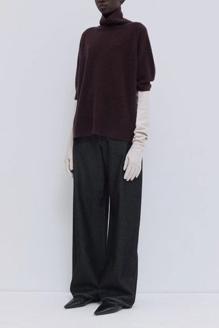 side profile model wearing  Kaluhu Short Sleeve Sweater Deep Plum Relaxed fit
Short-sleeve
Bouclé yarn
Soft rolled turtleneck
Dropped shoulders
70% Virgin Wool - 30% Polyamide