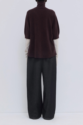back profile model wearing  Kaluhu Short Sleeve Sweater Deep Plum Relaxed fit
Short-sleeve
Bouclé yarn
Soft rolled turtleneck
Dropped shoulders
70% Virgin Wool - 30% Polyamide