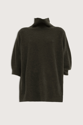 flat lay Kaluhu Short Sleeve Sweater Forest Relaxed fit
Short-sleeve
Bouclé yarn
Soft rolled turtleneck
Dropped shoulders
70% Virgin Wool - 30% Polyamide