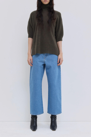 front profile model wearing Kaluhu Short Sleeve Sweater Forest Relaxed fit
Short-sleeve
Bouclé yarn
Soft rolled turtleneck
Dropped shoulders
70% Virgin Wool - 30% Polyamide
