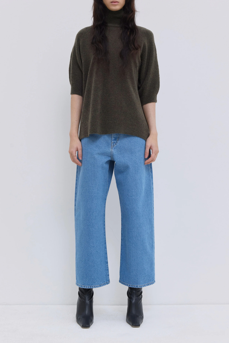 front profile model wearing Kaluhu Short Sleeve Sweater Forest Relaxed fit
Short-sleeve
Bouclé yarn
Soft rolled turtleneck
Dropped shoulders
70% Virgin Wool - 30% Polyamide