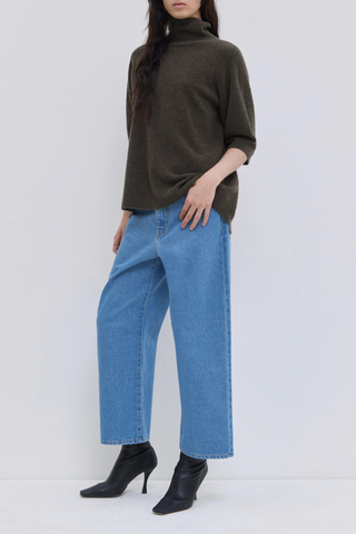side profile model wearing Kaluhu Short Sleeve Sweater Forest Relaxed fit
Short-sleeve
Bouclé yarn
Soft rolled turtleneck
Dropped shoulders
70% Virgin Wool - 30% Polyamide