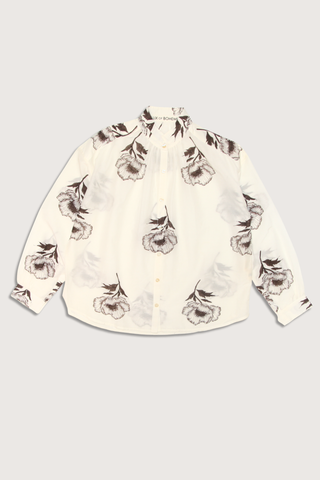 flat lay Kiki Obsidian Poppy Shirt off white Inspired by an Edwardian silhouette
Cotton-silk blend
Band collar
Neatly gathered cuffs
Monochrome shirt
Hand-block-printed with a detailed poppy motif