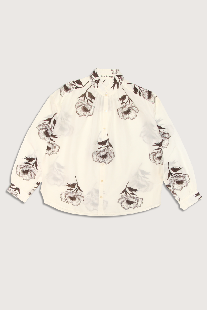 flat lay Kiki Obsidian Poppy Shirt off white Inspired by an Edwardian silhouette
Cotton-silk blend
Band collar
Neatly gathered cuffs
Monochrome shirt
Hand-block-printed with a detailed poppy motif