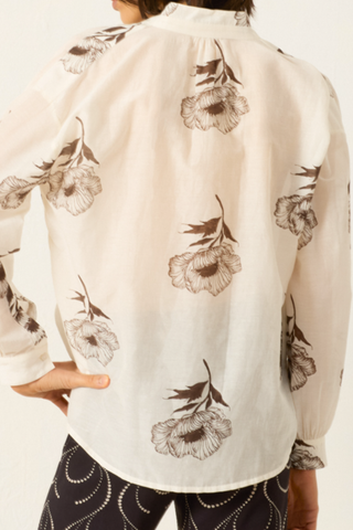 back profile model wearing  Kiki Obsidian Poppy Shirt off white Inspired by an Edwardian silhouette
Cotton-silk blend
Band collar
Neatly gathered cuffs
Monochrome shirt
Hand-block-printed with a detailed poppy motif