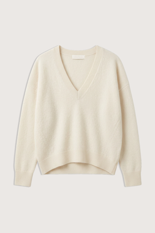 flat lay Kinsley Relaxed V-Neck Sweater Gardenia white
Gently dropped shoulder
100% Cashmere
9 Gauge, 1 Ply / Cashmere Jersey Stitch