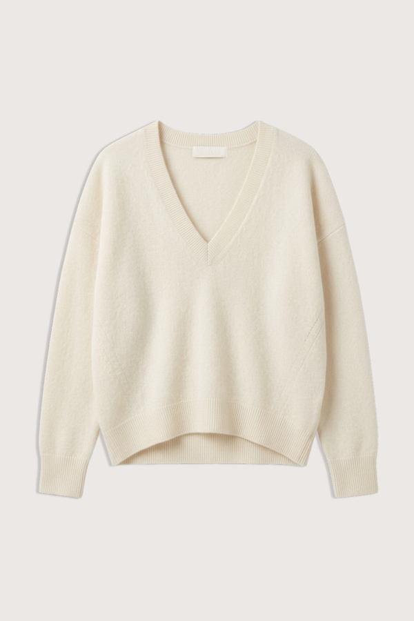 flat lay Kinsley Relaxed V-Neck Sweater Gardenia white
Gently dropped shoulder
100% Cashmere
9 Gauge, 1 Ply / Cashmere Jersey Stitch