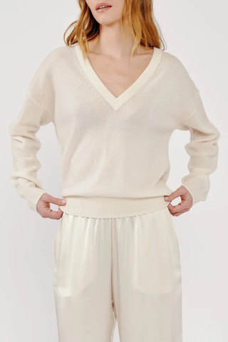 front profile model wearing Kinsley Relaxed V-Neck Sweater Gardenia white 
Gently dropped shoulder
100% Cashmere
9 Gauge, 1 Ply / Cashmere Jersey Stitch