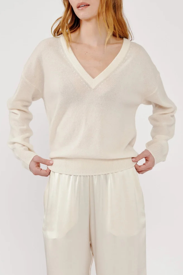 front profile model wearing Kinsley Relaxed V-Neck Sweater Gardenia white 
Gently dropped shoulder
100% Cashmere
9 Gauge, 1 Ply / Cashmere Jersey Stitch