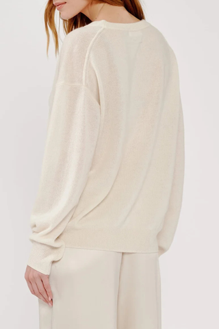 back profile model wearing Kinsley Relaxed V-Neck Sweater Gardenia white 
Gently dropped shoulder
100% Cashmere
9 Gauge, 1 Ply / Cashmere Jersey Stitch