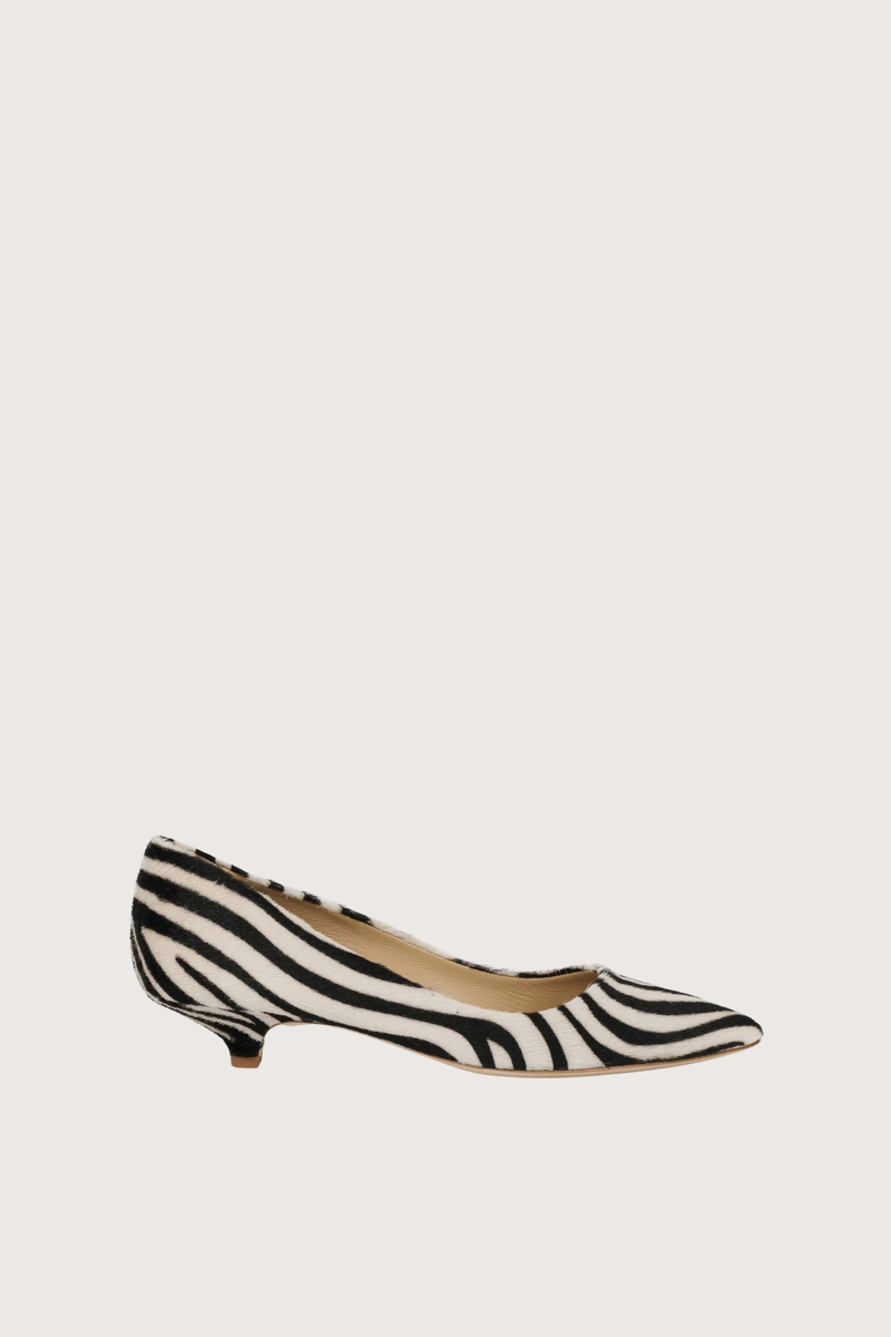 side profile Kitty Point Pony Zebra Heel black white Kitten heel
Soft and comfortable pump
Pointed toe
Leather sole
Anti slip rubber injection
Super soft calfskin with hair, dyed in a zebra print