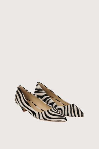 angled profile Kitty Point Pony Zebra Heel black white Kitten heel
Soft and comfortable pump
Pointed toe
Leather sole
Anti slip rubber injection
Super soft calfskin with hair, dyed in a zebra print