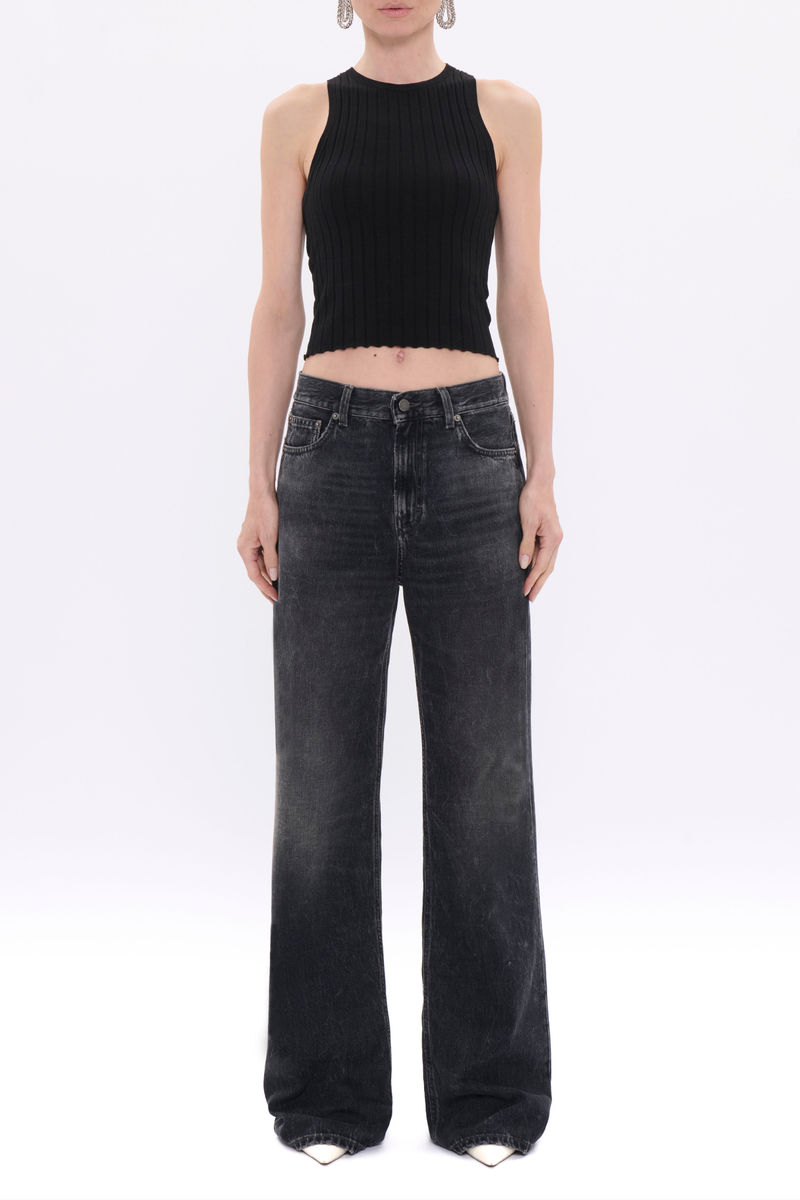 front profile model wearing Korea Denim authentic black faded wash Mid-rise denim
Slightly flared leg
Relaxed fit
Composition: 100%Cotton

Four pockets