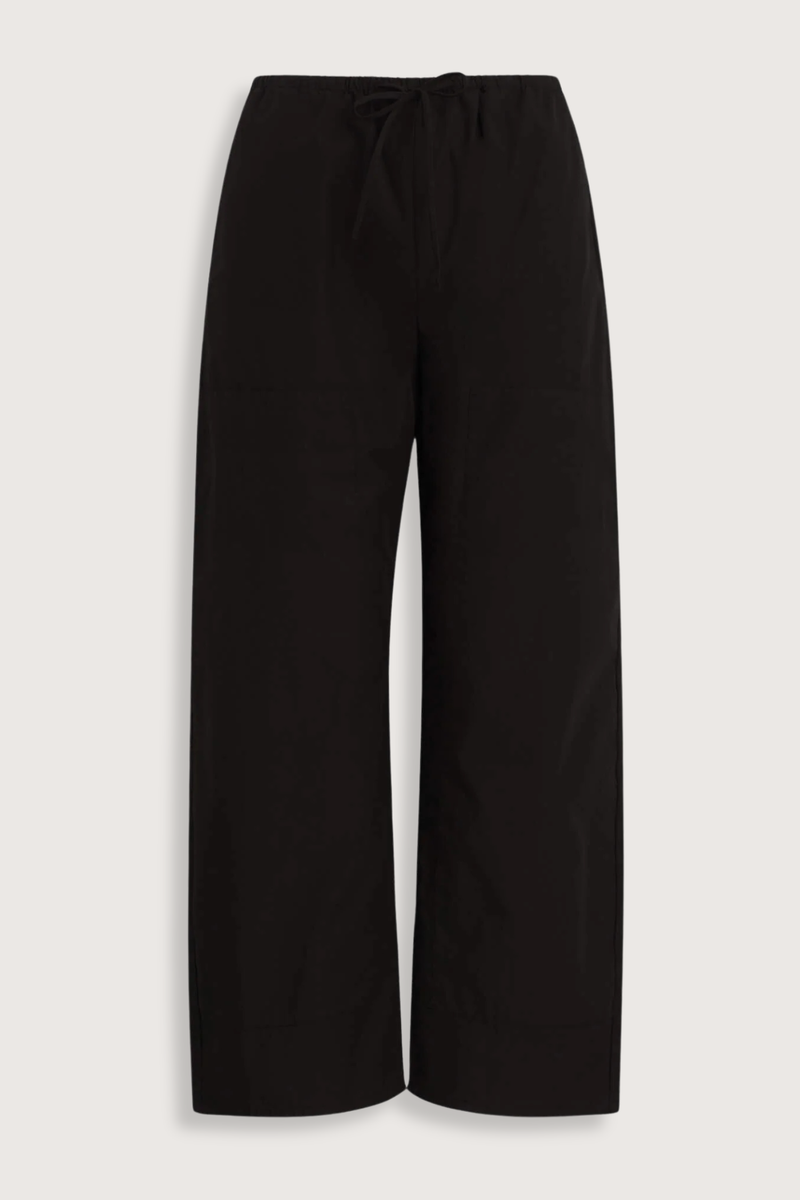 flat lay Kyoto Carpenter Pant Black cotton Classic utility inspired trouser
Pull-on style
Baggy leg silhouette
Hits at the ankle
Topstitched utility panels at front
Adjustable waistband
Patch pockets at back