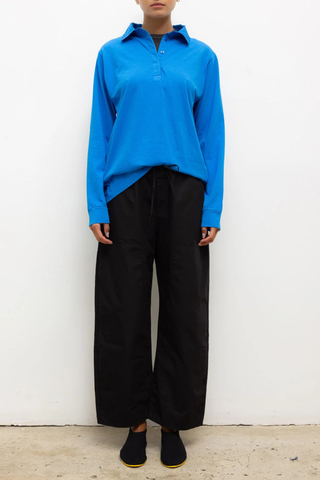 front profile model wearing Kyoto Carpenter Pant Black cotton Classic utility inspired trouser
Pull-on style
Baggy leg silhouette
Hits at the ankle
Topstitched utility panels at front
Adjustable waistband
Patch pockets at back