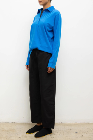 side profile model wearing Kyoto Carpenter Pant Black cotton Classic utility inspired trouser
Pull-on style
Baggy leg silhouette
Hits at the ankle
Topstitched utility panels at front
Adjustable waistband
Patch pockets at back
