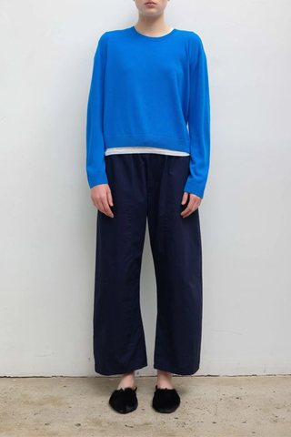 front profile model wearing Kyoto Carpenter Pant Nuit Classic utility inspired trouser
Pull-on style
Baggy leg silhouette
Hits at the ankle
Topstitched utility panels at front
Adjustable waistband
Patch pockets at back