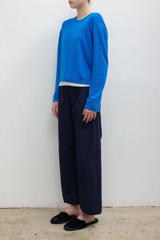 side profile model wearing Kyoto Carpenter Pant Nuit Classic utility inspired trouser
Pull-on style
Baggy leg silhouette
Hits at the ankle
Topstitched utility panels at front
Adjustable waistband
Patch pockets at back