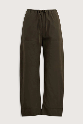 flat lay Kyoto Carpenter Pant Olive 
Classic utility inspired trouser
Pull-on style
Baggy leg silhouette
Hits at the ankle
Topstitched utility panels at front
Adjustable waistband
Patch pockets at back
100% Cotton