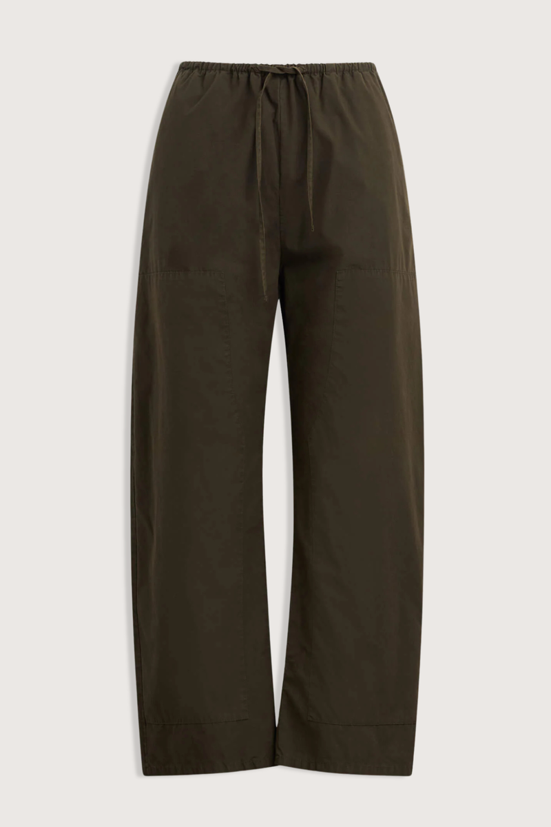 flat lay Kyoto Carpenter Pant Olive 
Classic utility inspired trouser
Pull-on style
Baggy leg silhouette
Hits at the ankle
Topstitched utility panels at front
Adjustable waistband
Patch pockets at back
100% Cotton