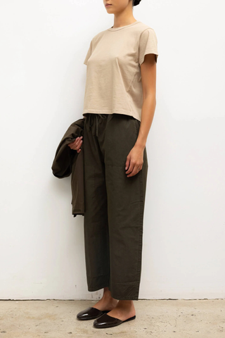 side profile model wearing Kyoto Carpenter Pant Olive 
Classic utility inspired trouser
Pull-on style
Baggy leg silhouette
Hits at the ankle
Topstitched utility panels at front
Adjustable waistband
Patch pockets at back
100% Cotton